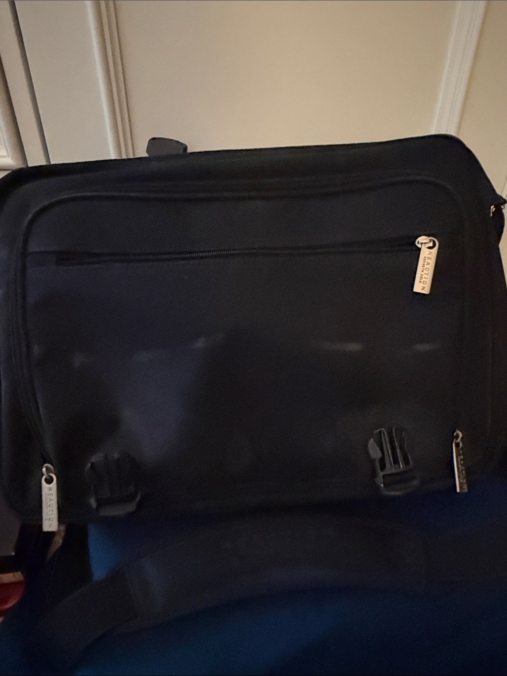Kenneth Cole Reaction Black Messenger /Laptop Bag with Adjustable Strap - Picture 3 of 9